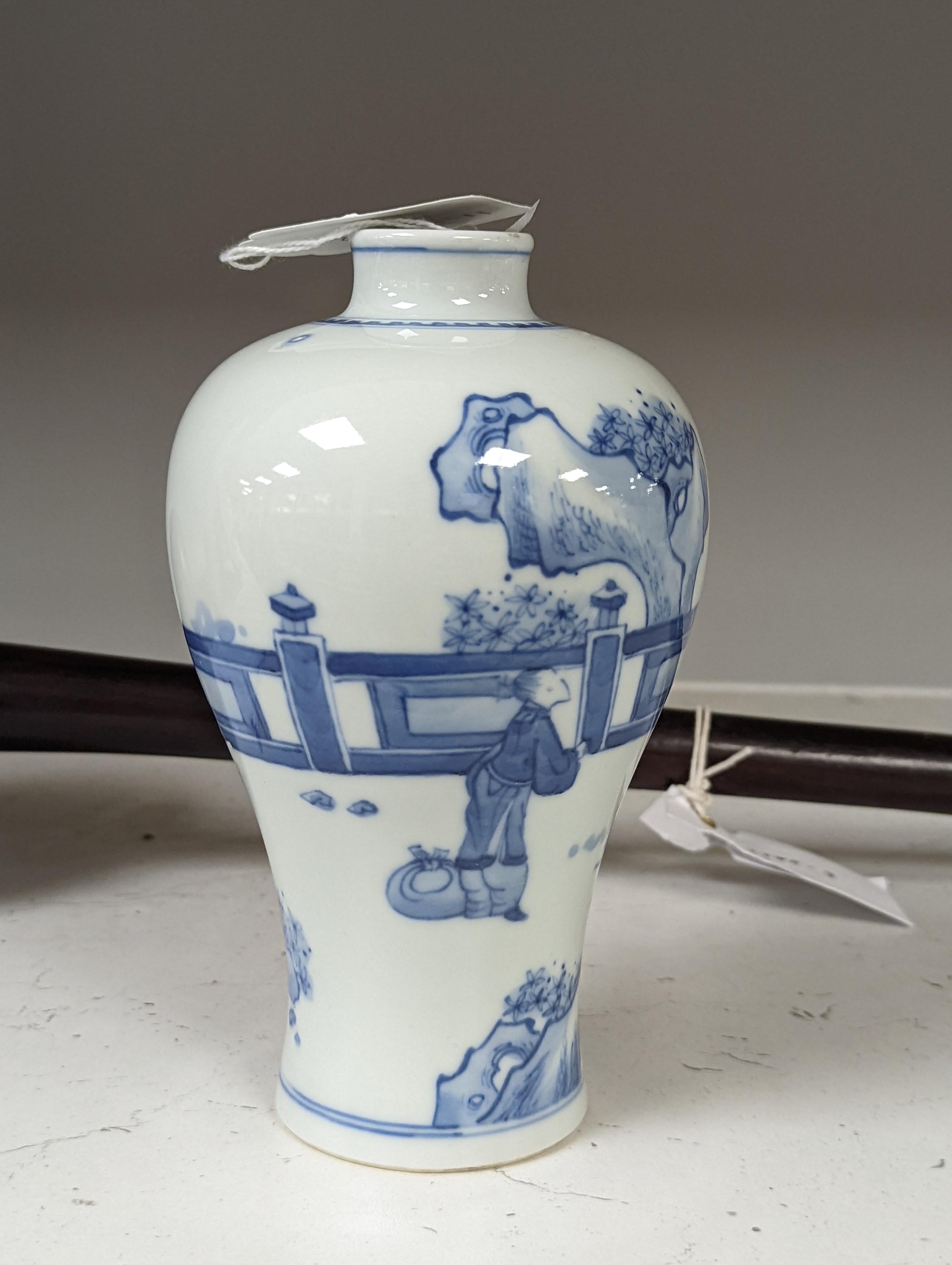 A Chinese blue and white Meiping 17cm